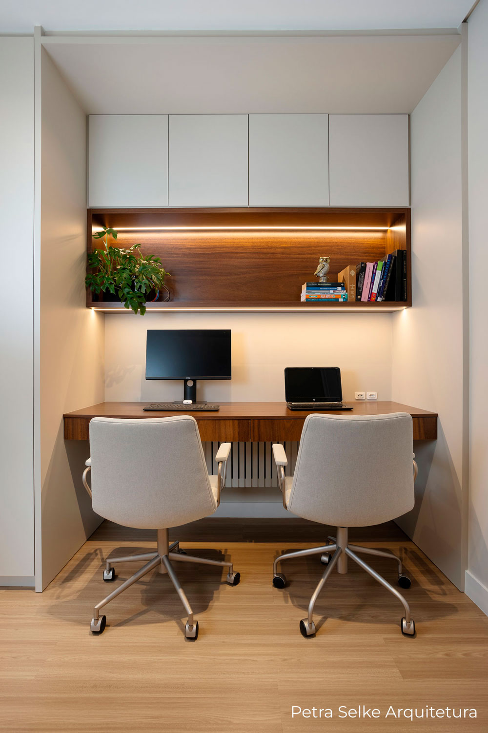 Escritório moderno e compacto em casa com led, MDF cor clara e madeirado escuro