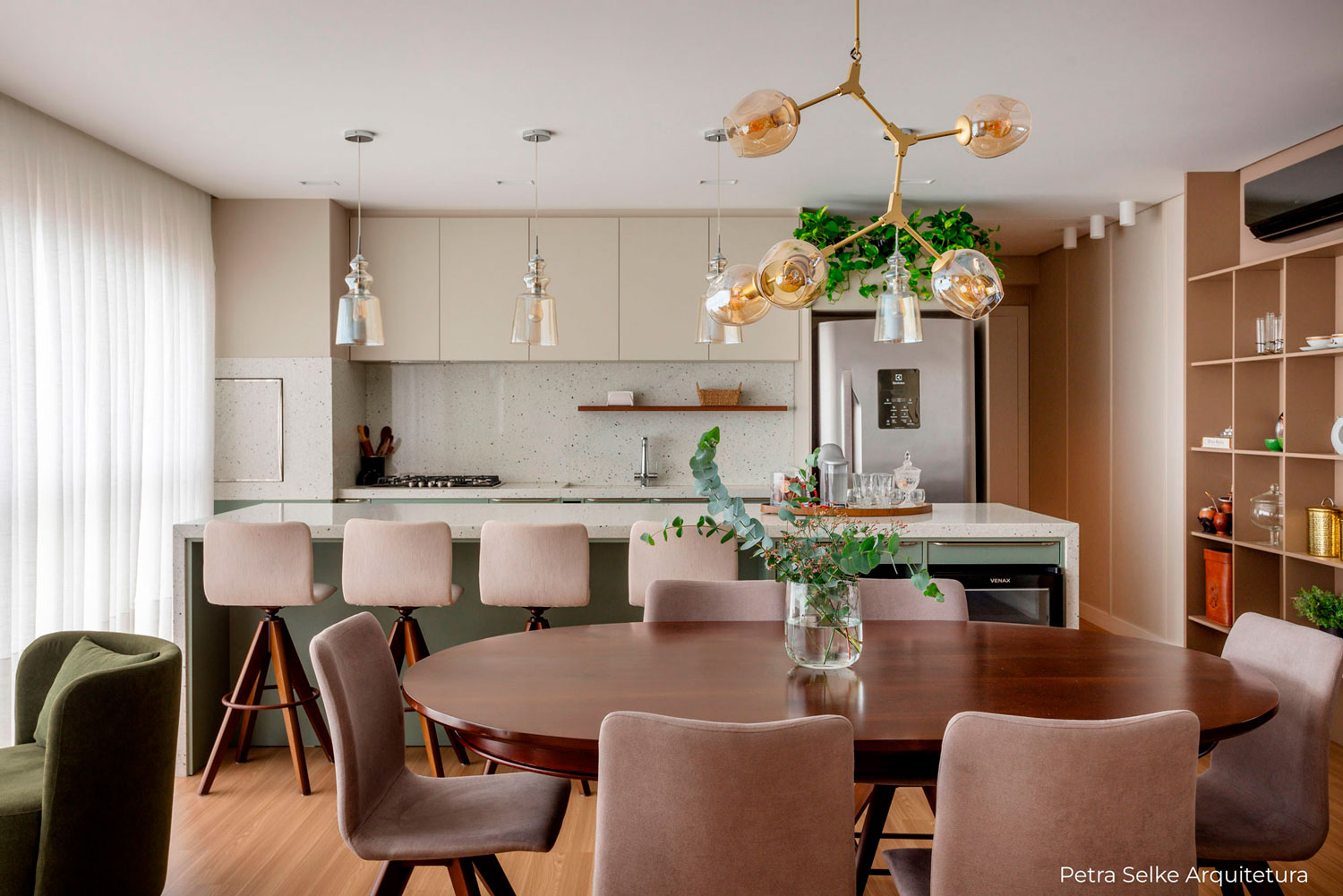 Living moderno em MDF bege e Verde. Cozinha com aéreo e ilha com bancada. Móvel de nichos na lateral