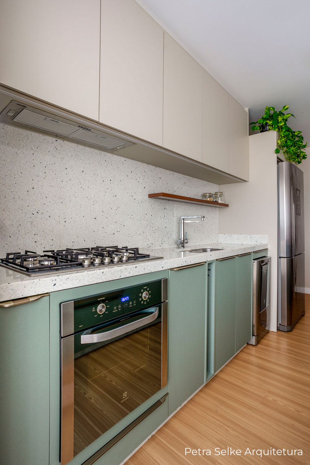 Cozinha moderna clean com aéreo em MDF bege e balcões em MDF verde