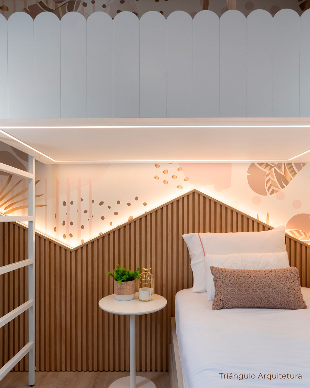 Quarto menina com LED, painel ripado geométrico e beliche em MDF branco. Papel de parede com detalhes em rosa. Mesa de canto branca com base de metal e cama de solteiro