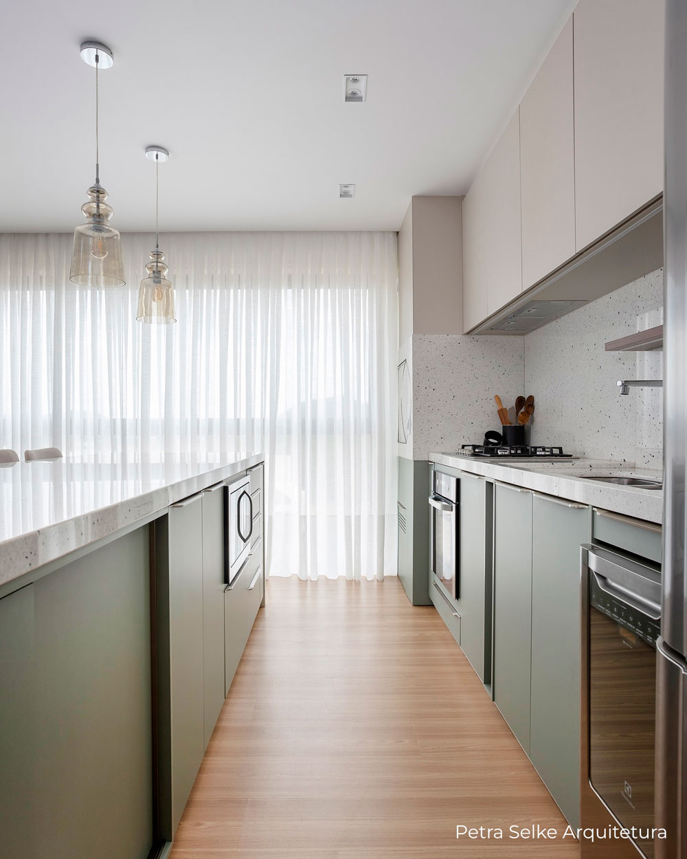 Cozinha moderna clean com aéreo em MDF bege e balcões em MDF verde