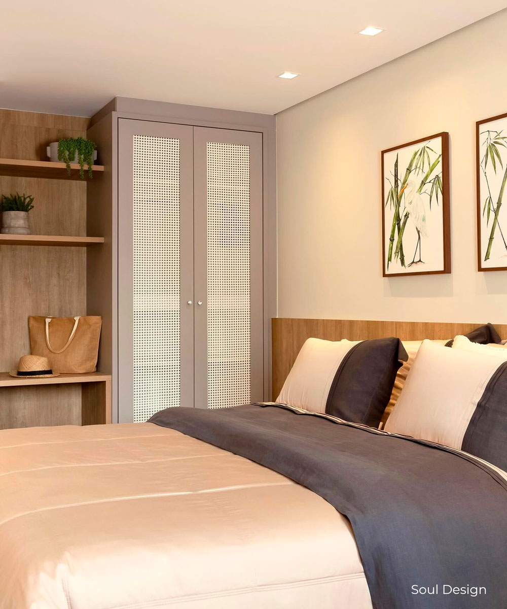 Quarto de hotel aconchegante, cabeceira em MDF madeirado claro e painel com escrivaninha em MDF madeirado claro. Roupeiro em MDF bege com portas usinadas e palha indiana branca