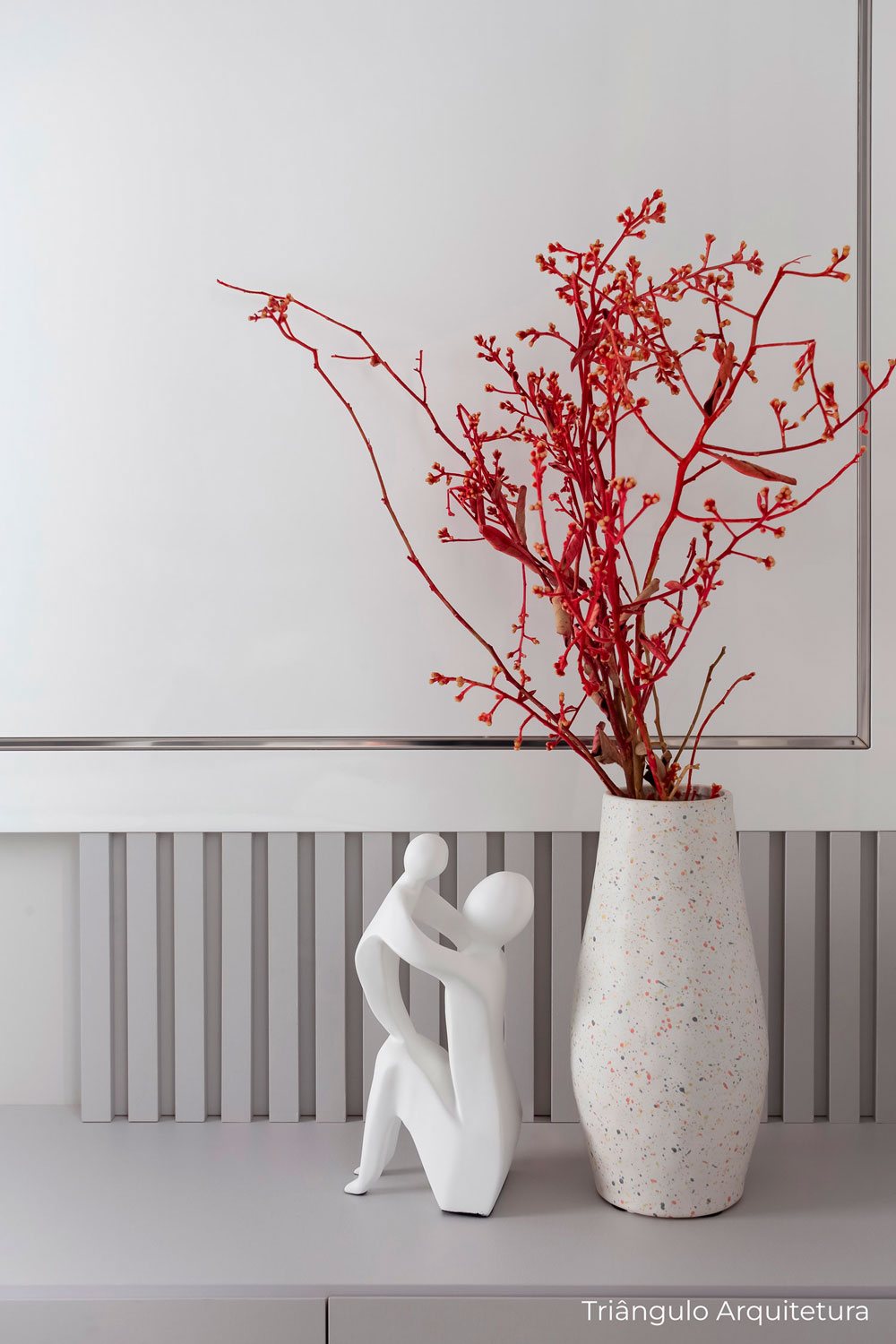 Móvel de quarto com painel em MDF branco e detalhe de perfil metálico. Painel ripado e cinza claro e móvel com tampo e gavetas em MDF cinza